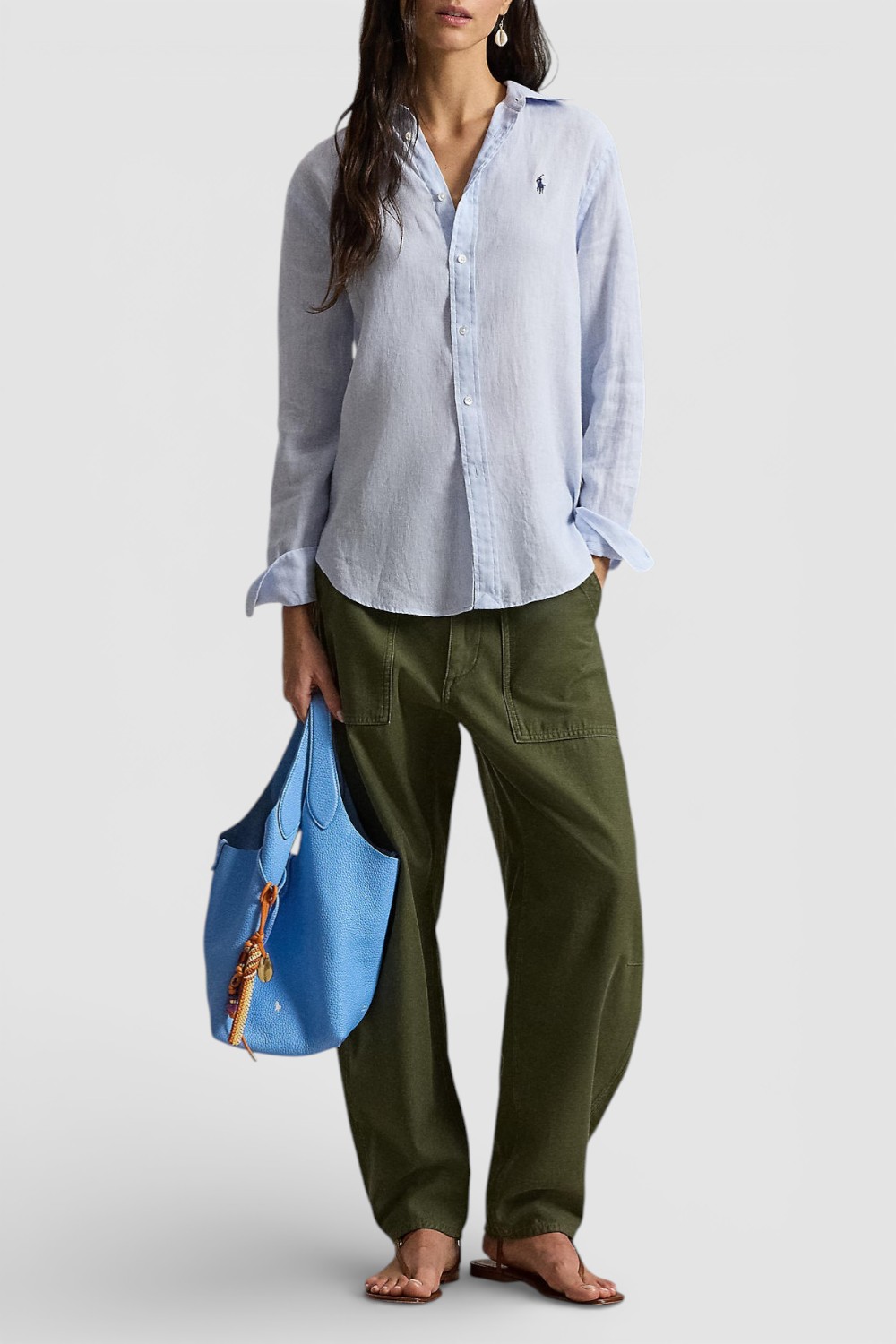 תמונת כל הלוק של חולצה מכופתרת